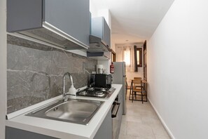 Fridge, microwave, stovetop, coffee/tea maker - Hilten Silver Sands Holiday Home 130m from Beach, Private Garden & Wi-Fi (Isola delle Femmine)