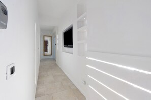 Interior - Hilten Silver Sands Holiday Home 130m from Beach, Private Garden & Wi-Fi (Isola delle Femmine)