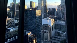 Blick auf einen Stadtteil durch ein Fenster, mit mehreren Hochhäusern.