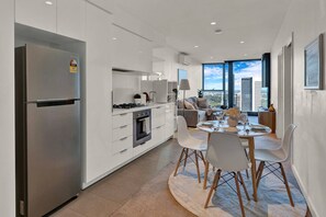 Private kitchen - Lvl 42 City Views | 2B1B | Central CBD Location (Melbourne)