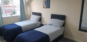 Room - 3-Bed Detached Home. Contractors & Families. Quiet cul-de-sac. Parking. (Wolverhampton)