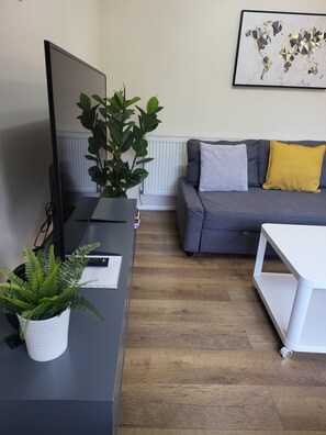 Living area - 3-Bed Detached Home. Contractors & Families. Quiet cul-de-sac. Parking. (Wolverhampton)