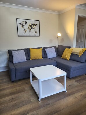 Living area - 3-Bed Detached Home. Contractors & Families. Quiet cul-de-sac. Parking. (Wolverhampton)