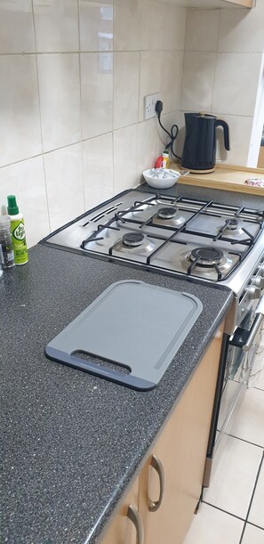 Private kitchen - 3-Bed Detached Home. Contractors & Families. Quiet cul-de-sac. Parking. (Wolverhampton)