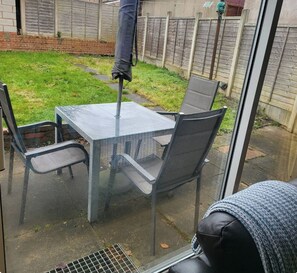 Outdoor dining - 3-Bed Detached Home. Contractors & Families. Quiet cul-de-sac. Parking. (Wolverhampton)