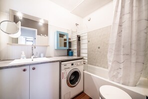 Ducha, secador de pelo y toallas