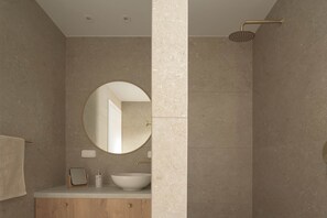 Douche, articles de toilette écologiques, sèche-cheveux