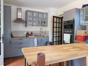 Fridge, microwave, oven, stovetop - Vacation Home “Rives du Tarn” with Private Terrace and Air Conditioning (Peyreleau)