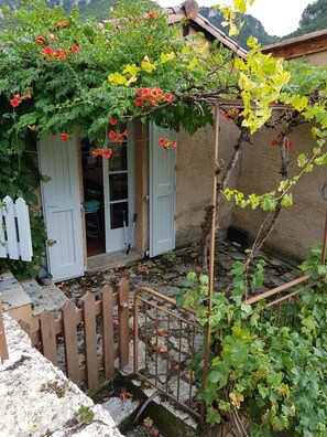 Exterior detail - Vacation Home “Rives du Tarn” with Private Terrace and Air Conditioning (Peyreleau)