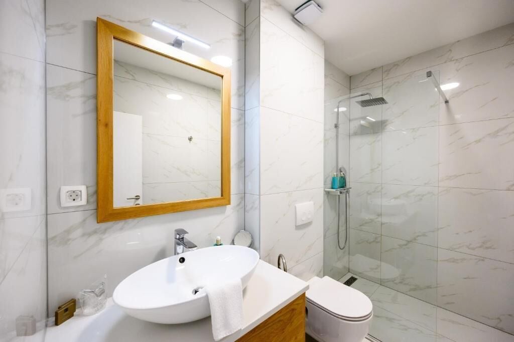 Deluxe Double Room, Balcony | Bathroom | Shower, free toiletries, hair dryer, slippers