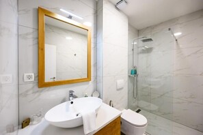 Deluxe Double Room, Balcony | Bathroom | Shower, free toiletries, hair dryer, slippers - BOUTIQUE ROOMS KICAN (Kula Norinska)
