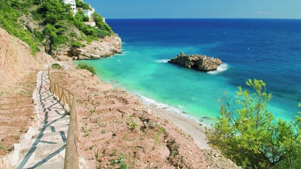 A coastal path leading to a beach with clear turquoise water and rocky terrain. - Beachfront Premium Terraza piscina Javea (Javea)