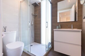 Căn hộ, quang cảnh hồ bơi | Phòng tắm