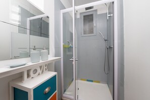 Douche, sèche-cheveux, serviettes fournies
