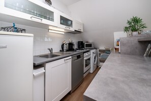 Een koelkast, een microgolfoven, een oven, een kookplaat