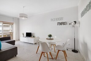 Dining - Apt. S. Lourenço Beachfront – No Sea View, Shared Pool, Balcony & Wi-Fi (Armação de Pêra)