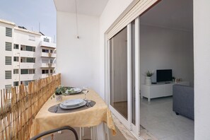 Outdoor dining - Apt. S. Lourenço Beachfront – No Sea View, Shared Pool, Balcony & Wi-Fi (Armação de Pêra)