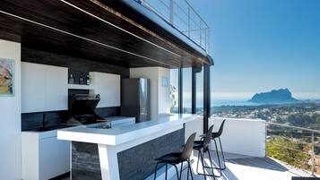 Villa, vistas al mar | Restaurante al aire libre