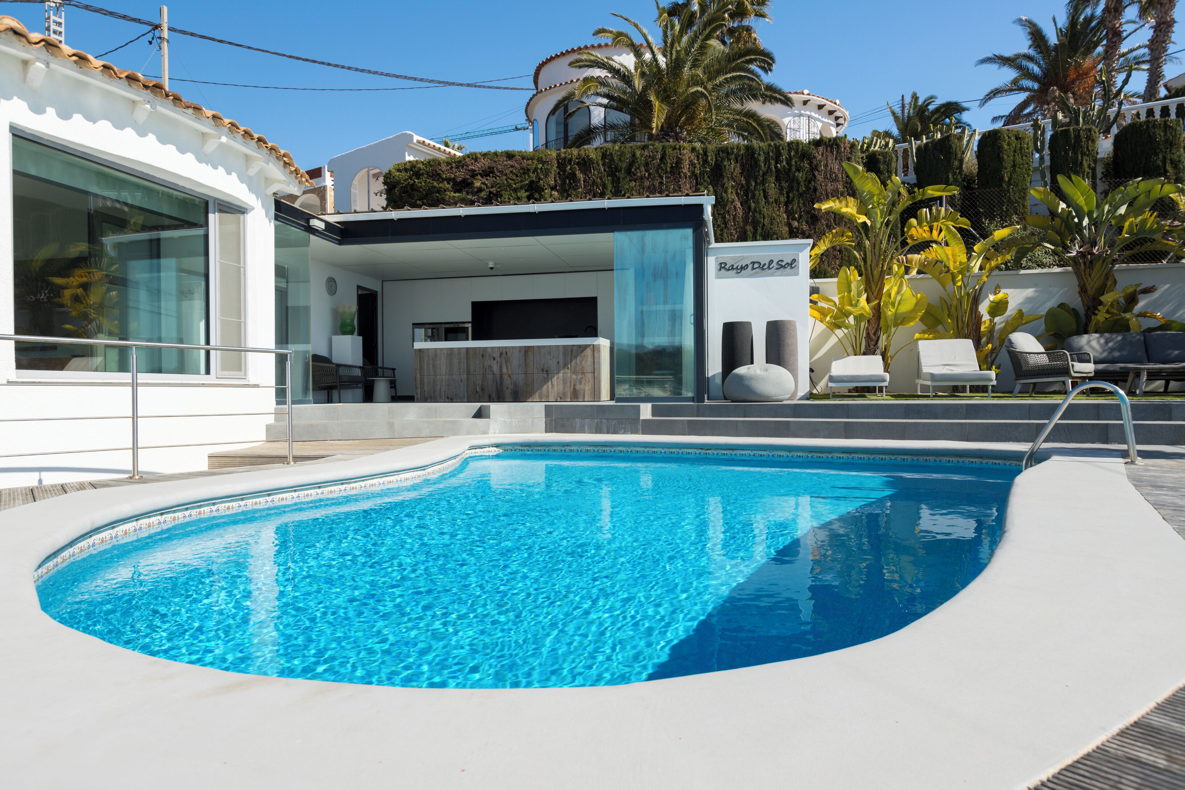 Una piscina al aire libre