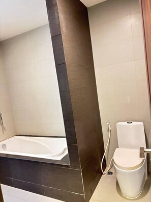 Superior Twin Room, Balcony, City View | Bathroom | Hair dryer, towels, soap, shampoo - SON HOTEL & APARTMENT (Phnom Penh)
