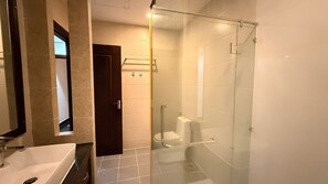 Family Double Room, Balcony | Bathroom | Hair dryer, towels, soap, shampoo - SON HOTEL & APARTMENT (Phnom Penh)