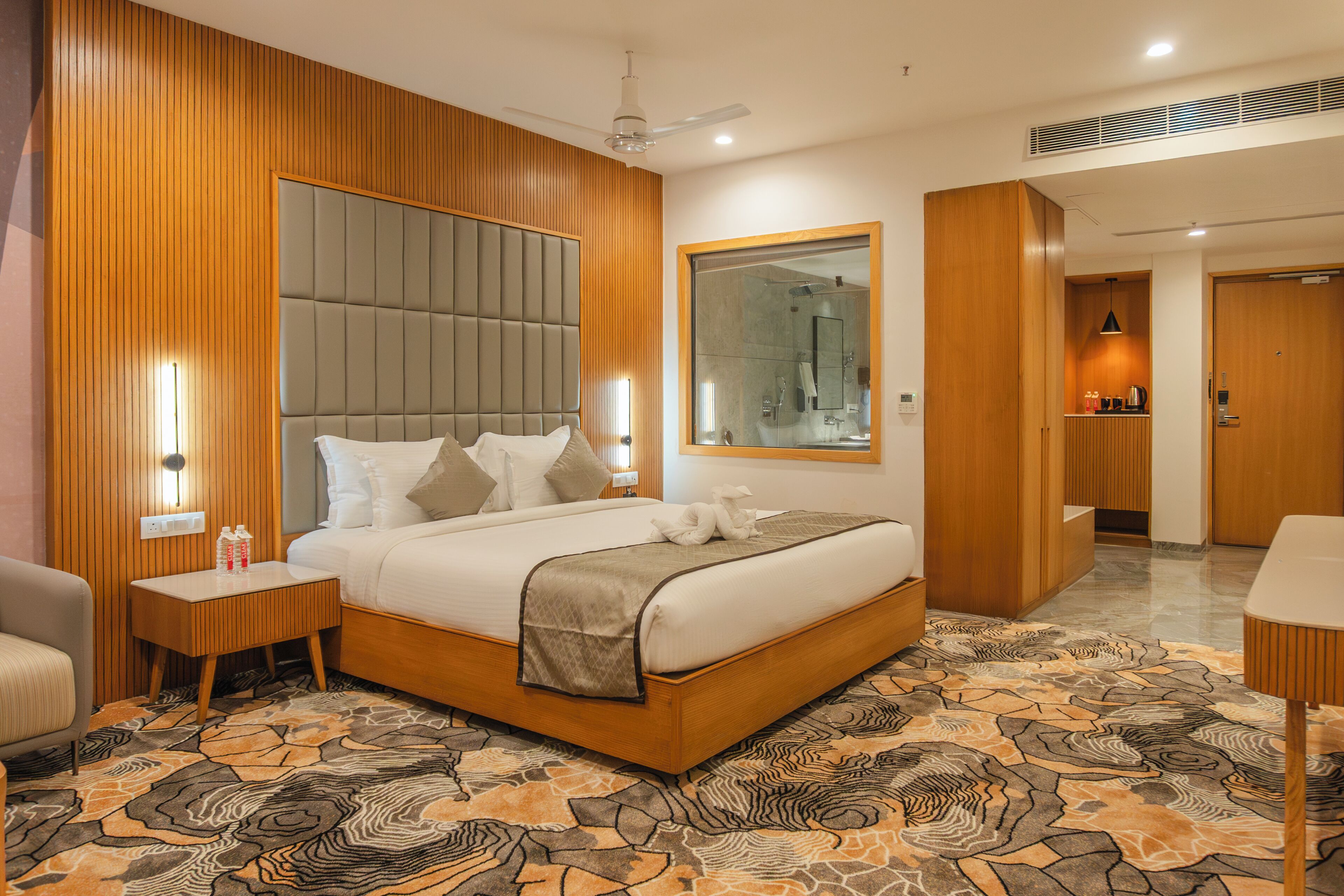 premium king with bathtub | Escritorio, tabla de planchar con plancha y wifi gratis 