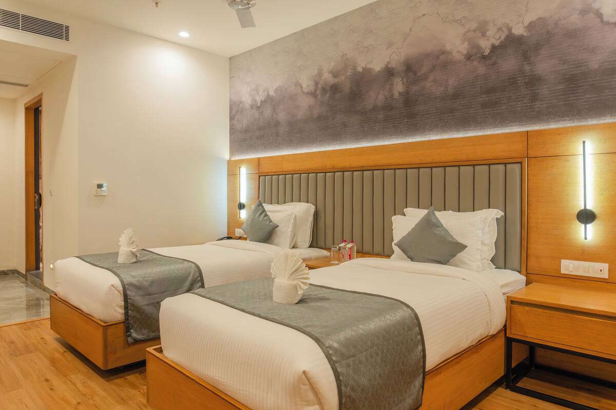 Habitación Deluxe con 1 cama matrimonial o 2 individuales, vista a la ciudad | Escritorio, tabla de planchar con plancha y wifi gratis