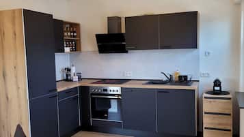 Kühlschrank, Ofen, Herdplatte, Wasserkocher mit Kaffee-/Teezubehör