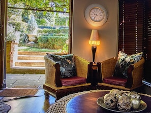 Suite Deluxe, patio, vista al jardín | Interior