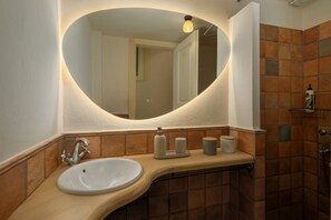 Ducha, secador de pelo y toallas
