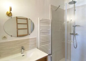 Shower, hair dryer, soap, toilet paper - Charming gîte Domaine des Glycines heated pool Lussat Limousin 6-12 pers (Lussat)