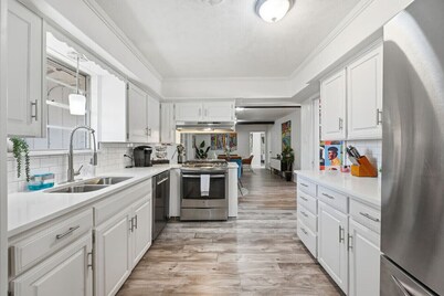 Funky Haus near FIFA World Cup, Six Flags, & AT&T Stadium with Game & Movie room