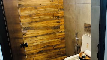 Bidet, toallas, jabón, papel higiénico