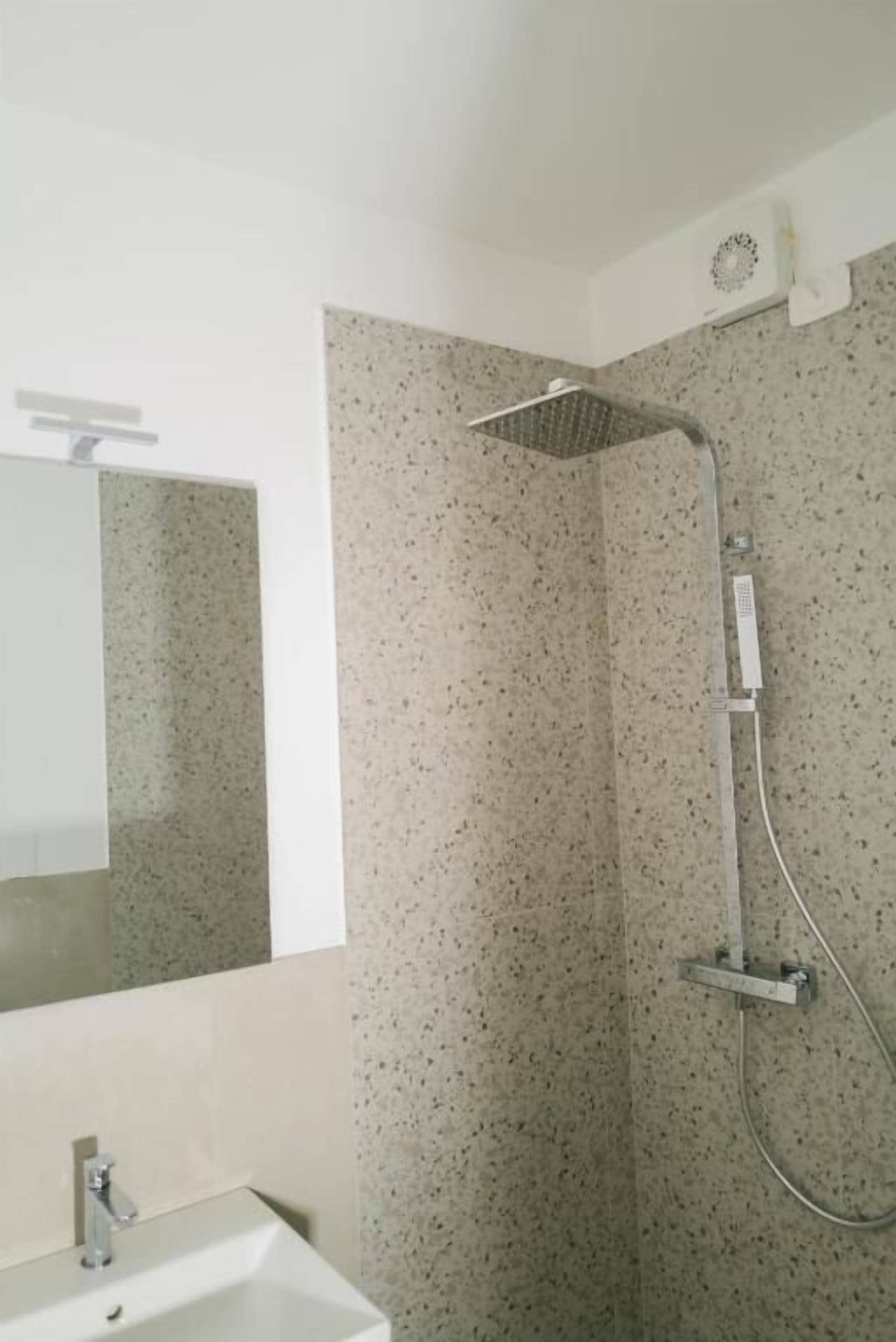 Ducha, artículos de higiene personal gratuitos y secador de pelo