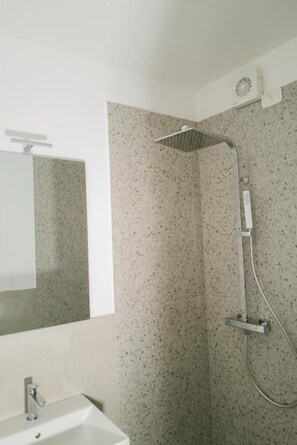 Regadera, amenidades de baño gratuitas, secadora de cabello, toallas 