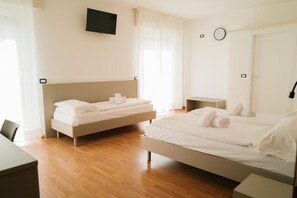 Triple Room | In-room safe, desk, free WiFi, bed sheets - Park Hotel Ventus (Nago-Torbole)