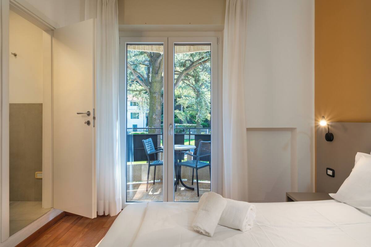 Quarto casal ou duplo, vista para a piscina