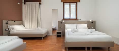 Habitación cuádruple | Baño | Regadera, amenidades de baño gratuitas, secadora de cabello, toallas
