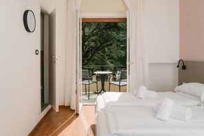 Double or Twin Room, Pool View | Peti besi dalam bilik, meja, Wi-fi percuma, cadar katil 