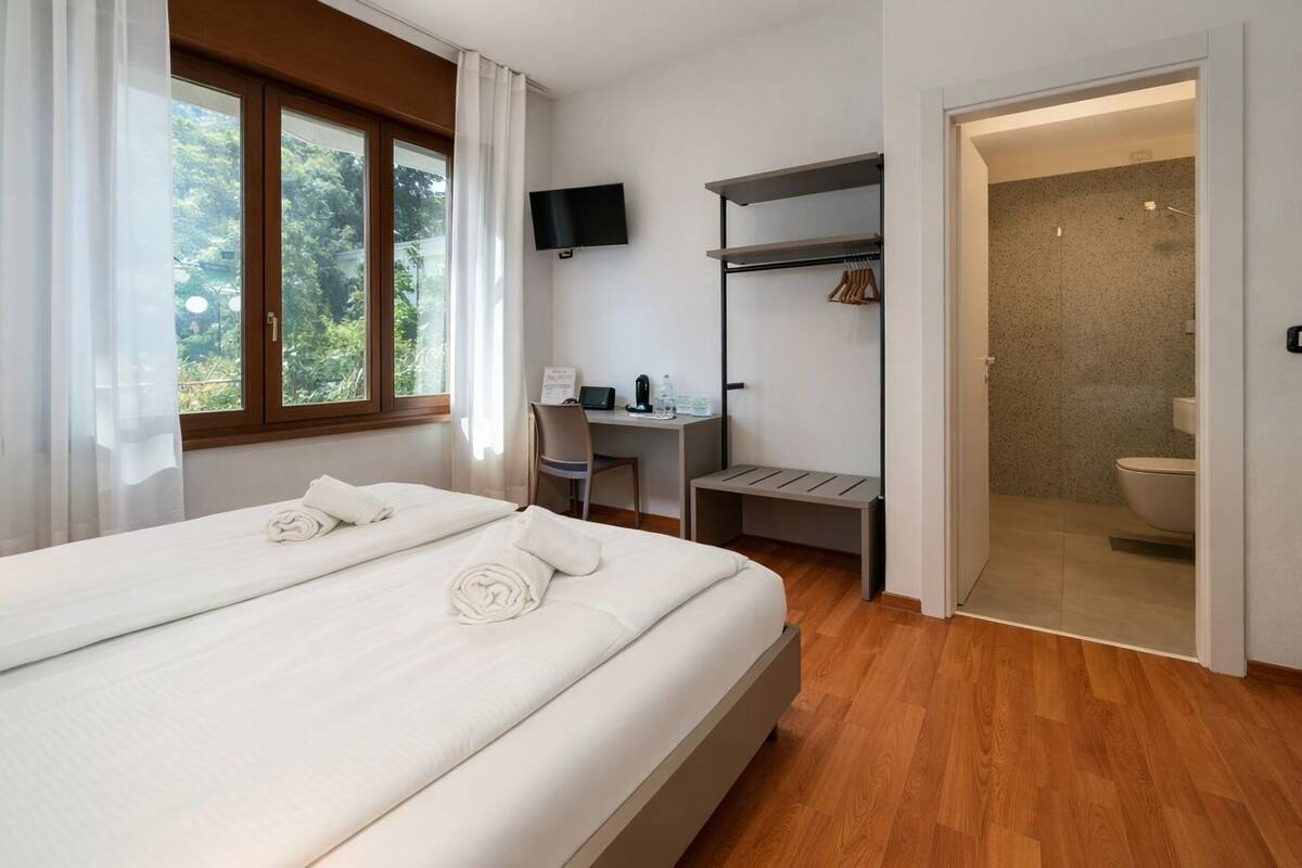 Quarto casal ou duplo, chuveiro com barras de apoio