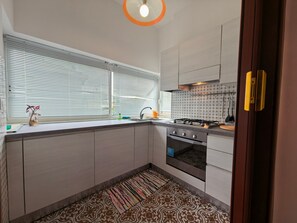 Private kitchen - Isonzo Holiday Home - 2-Bedroom Apartment with Mountain View, Wi-Fi & Air Conditioning (Loano)