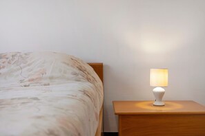 2 bedrooms, iron/ironing board, WiFi, bed sheets - Isonzo Holiday Home - 2-Bedroom Apartment with Mountain View, Wi-Fi & Air Conditioning (Loano)
