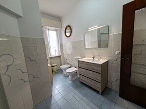 Bathroom - Isonzo Holiday Home - 2-Bedroom Apartment with Mountain View, Wi-Fi & Air Conditioning (Loano)