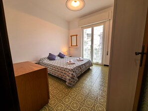 Room - Isonzo Holiday Home - 2-Bedroom Apartment with Mountain View, Wi-Fi & Air Conditioning (Loano)