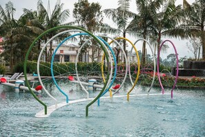 Outdoor pool, open 7:00 AM to 10:00 PM, pool loungers - Antharas 1 Premier Suites Genting (Genting Highlands)