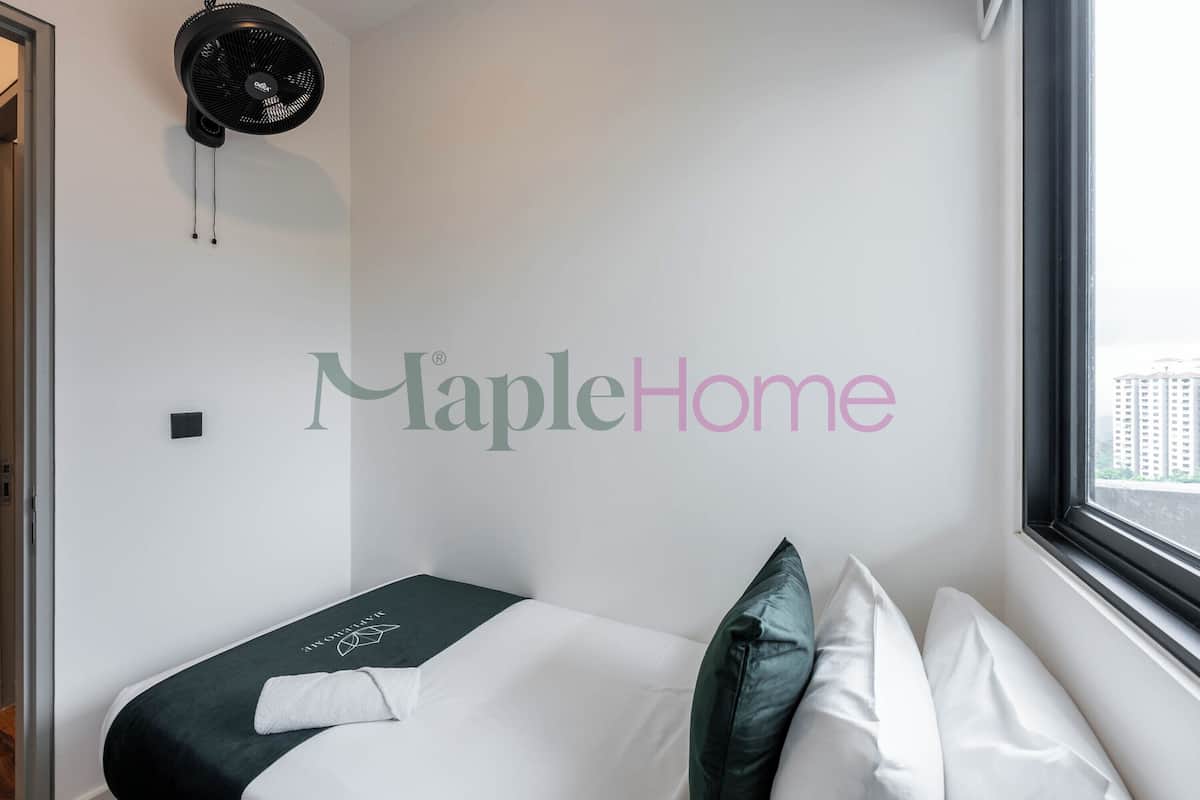 Phòng Suite Deluxe, 2 phòng ngủ, ban công | Màn/rèm cản sáng, bàn ủi/dụng cụ ủi quần áo