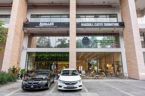 Ein Gebäude mit zwei Schaufenstern: ACHILES und RAGDOLL CAFFE SIGNATURE.
