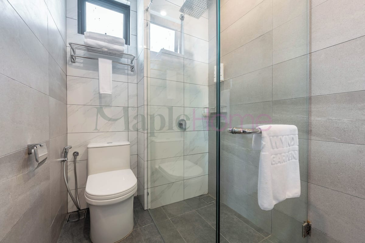 Studio Deluxe, 1 giường cỡ queen, ban công | Phòng tắm | Đồ dùng nhà tắm miễn phí, máy sấy tóc, chậu vệ sinh/vòi rửa