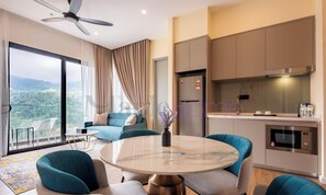 Premier suite, 2 slaapkamers, balkon | Privékitchenette | Een microgolfoven
