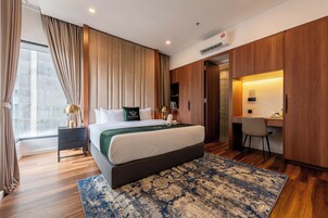 Suíte premier, 2 quartos, sacada | Cortinas blackout, ferros/tábuas de passar roupa, Wi-Fi de cortesia